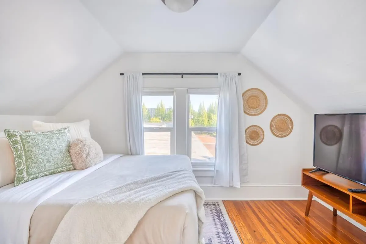 Stay Portland - Cute & Charming Portland Home 91 Walkscore Holiday home