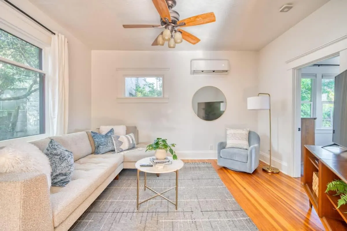 Stay Portland - Cute & Charming Portland Home 91 Walkscore Holiday home